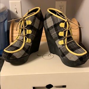 NWOT Rachel Roy Grey Plaid Flannel Booties
